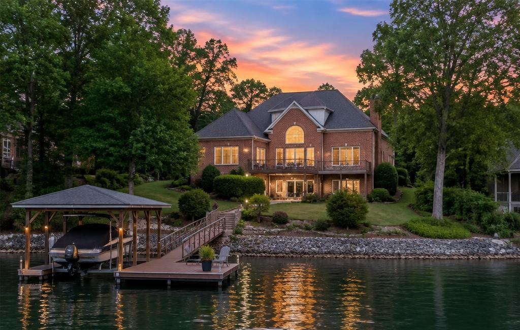 Single Family in Lake Wylie, SC
